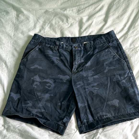 GAP Men’s 36” waist, 8” inseam camouflage cotton shorts. Good condition. - Picture 1 of 6